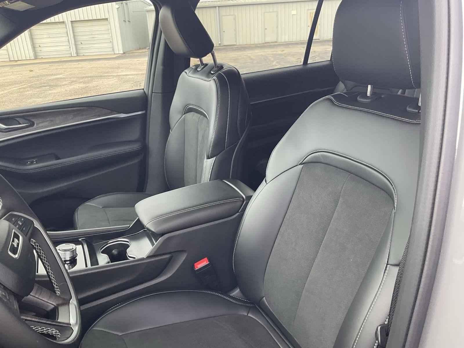 Vehicle photo 14