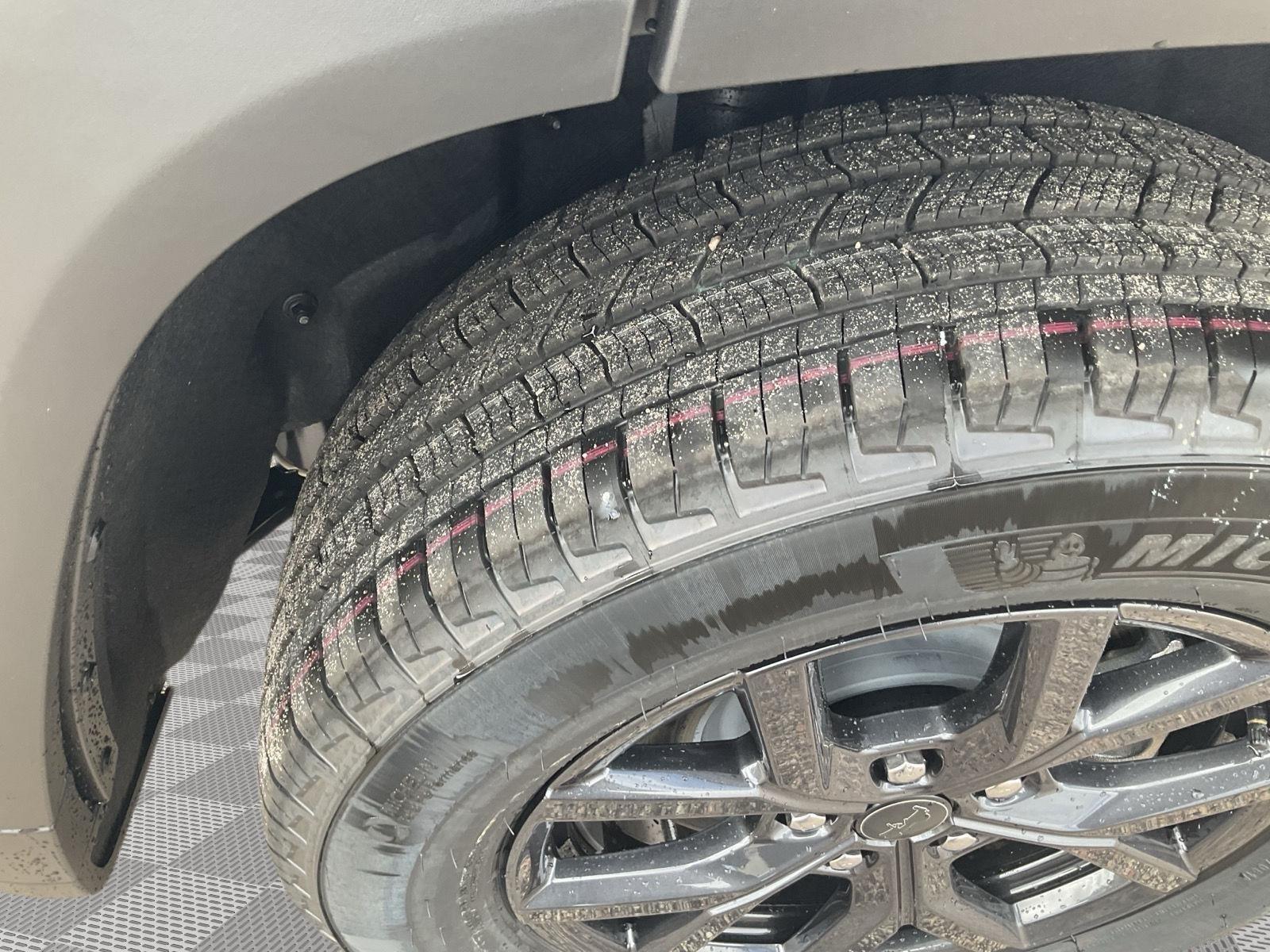 Vehicle photo 19