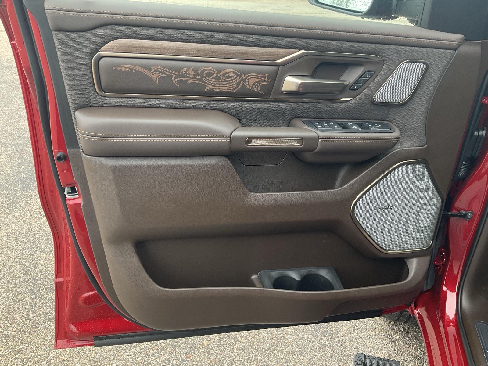 Vehicle photo 12