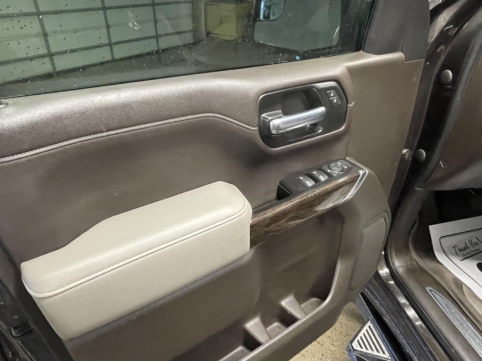Vehicle photo 12