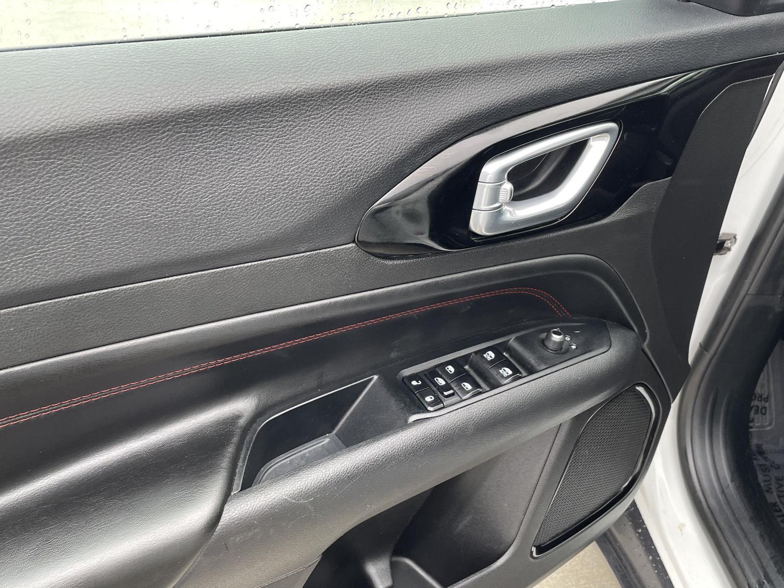 Vehicle photo 12