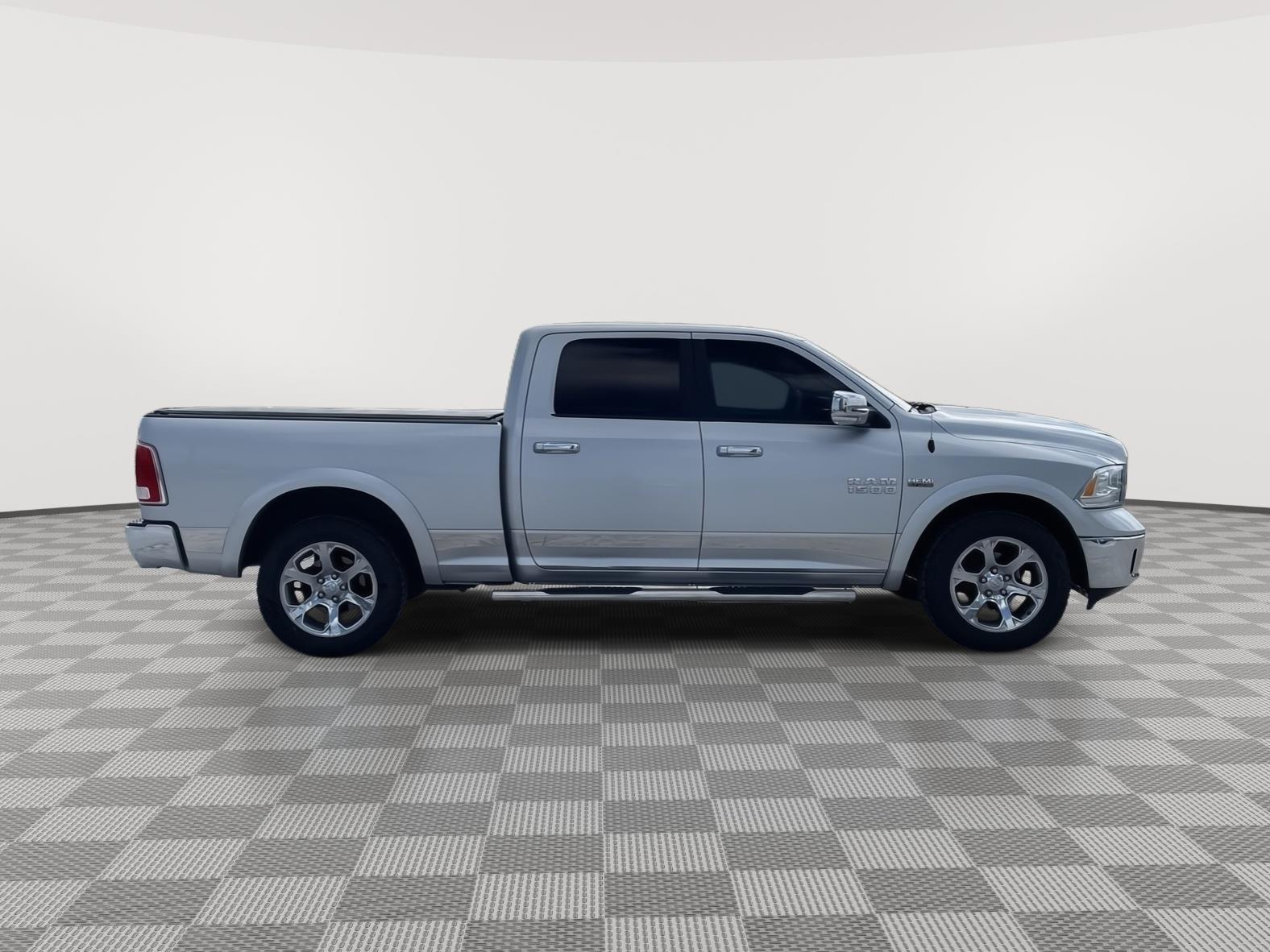 Vehicle photo 7
