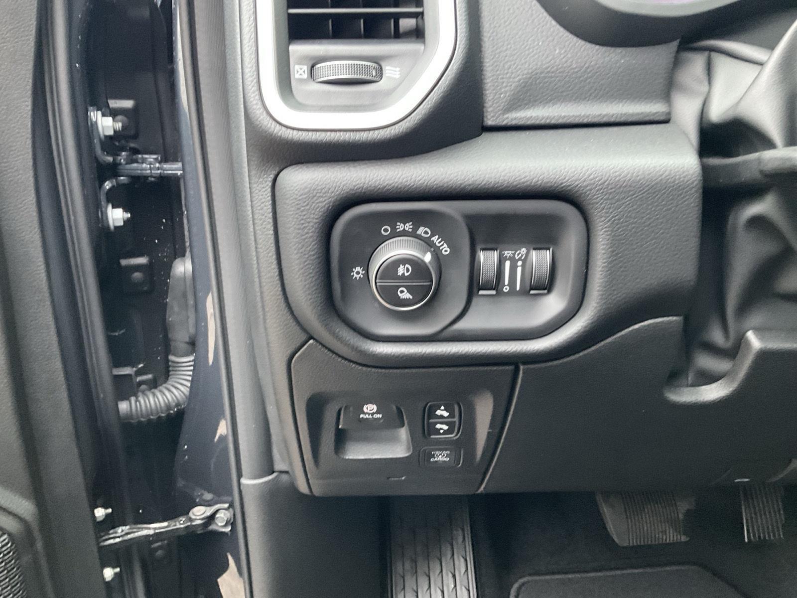 Vehicle photo 12