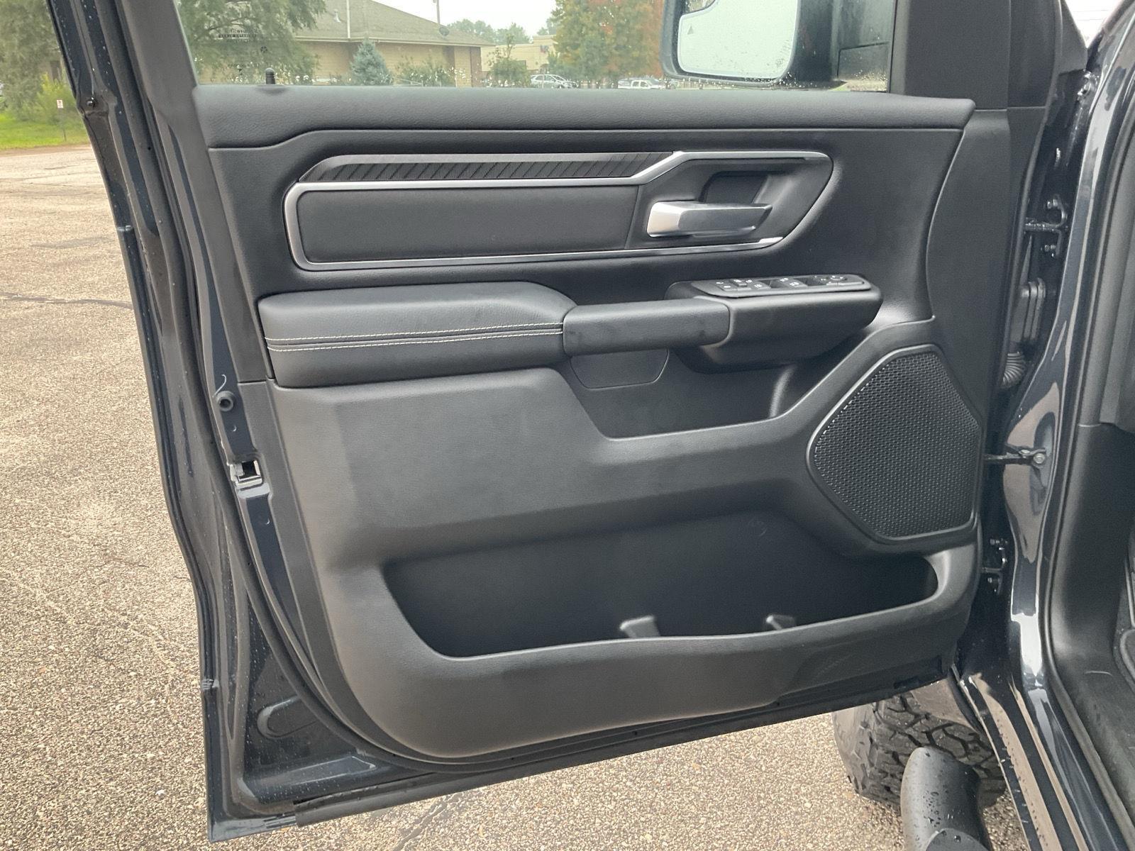 Vehicle photo 13