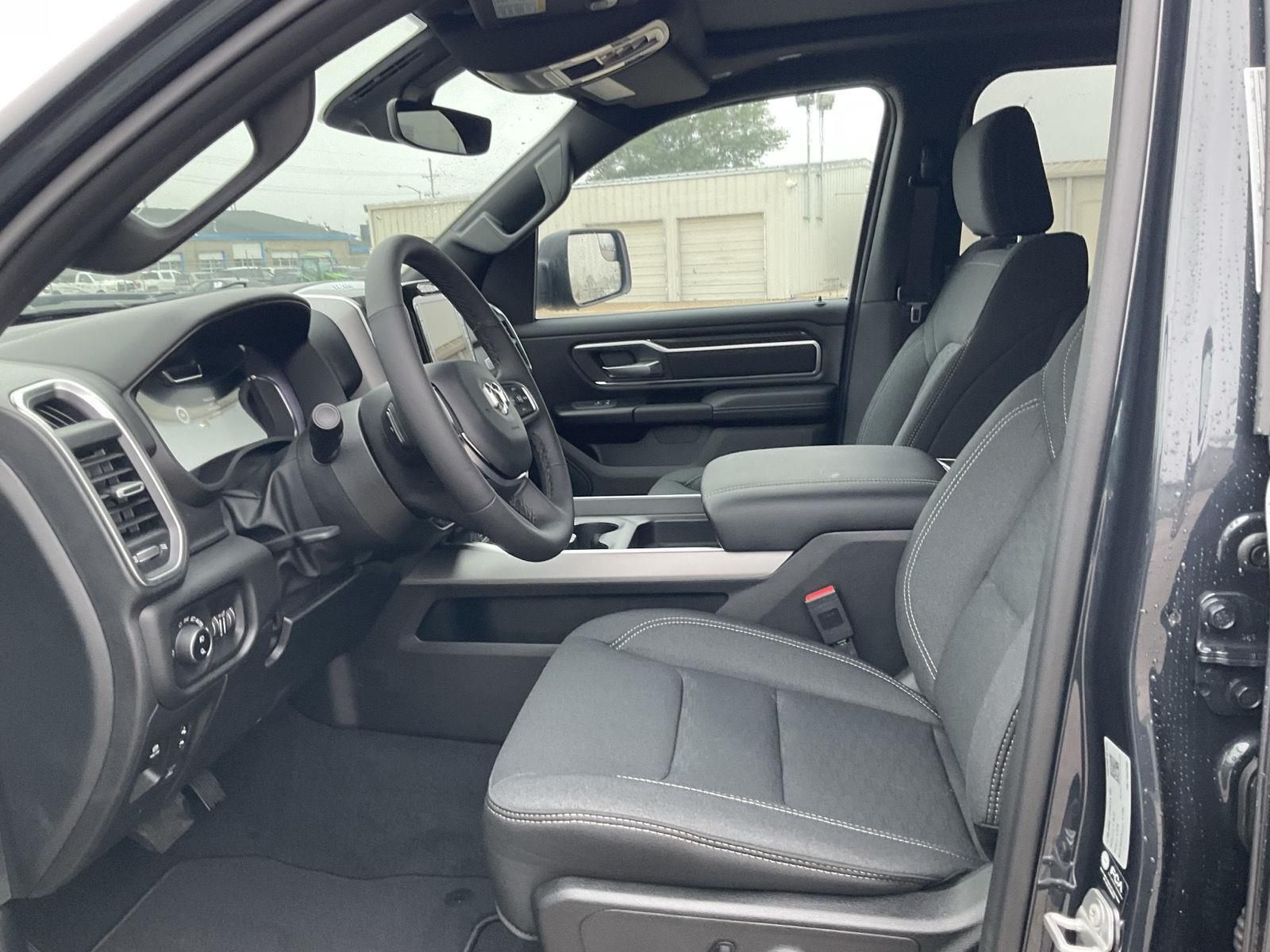 Vehicle photo 14