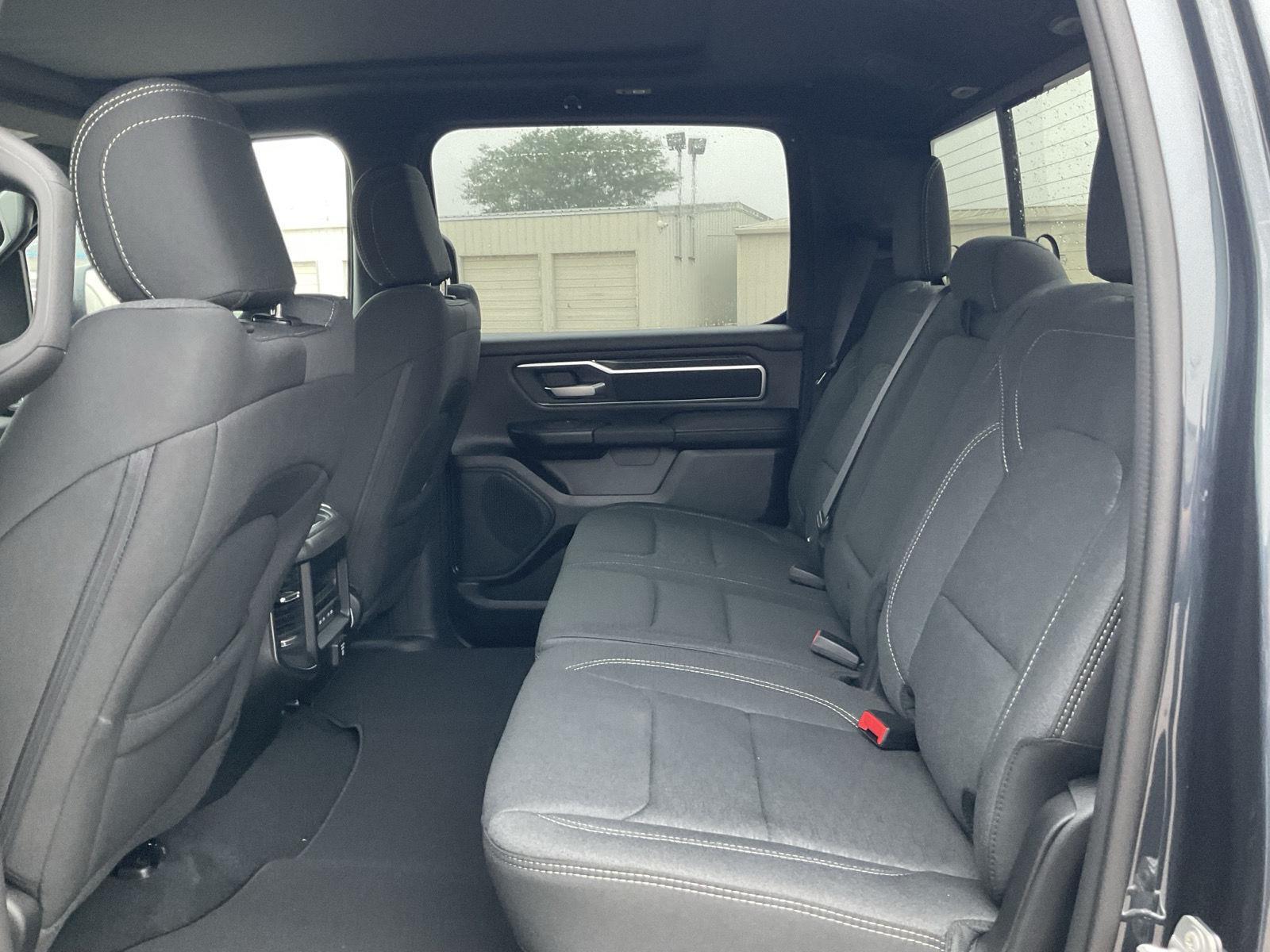 Vehicle photo 17