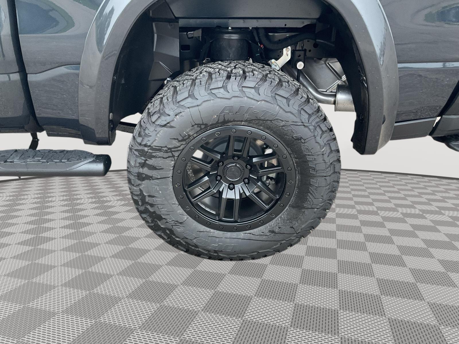 Vehicle photo 19