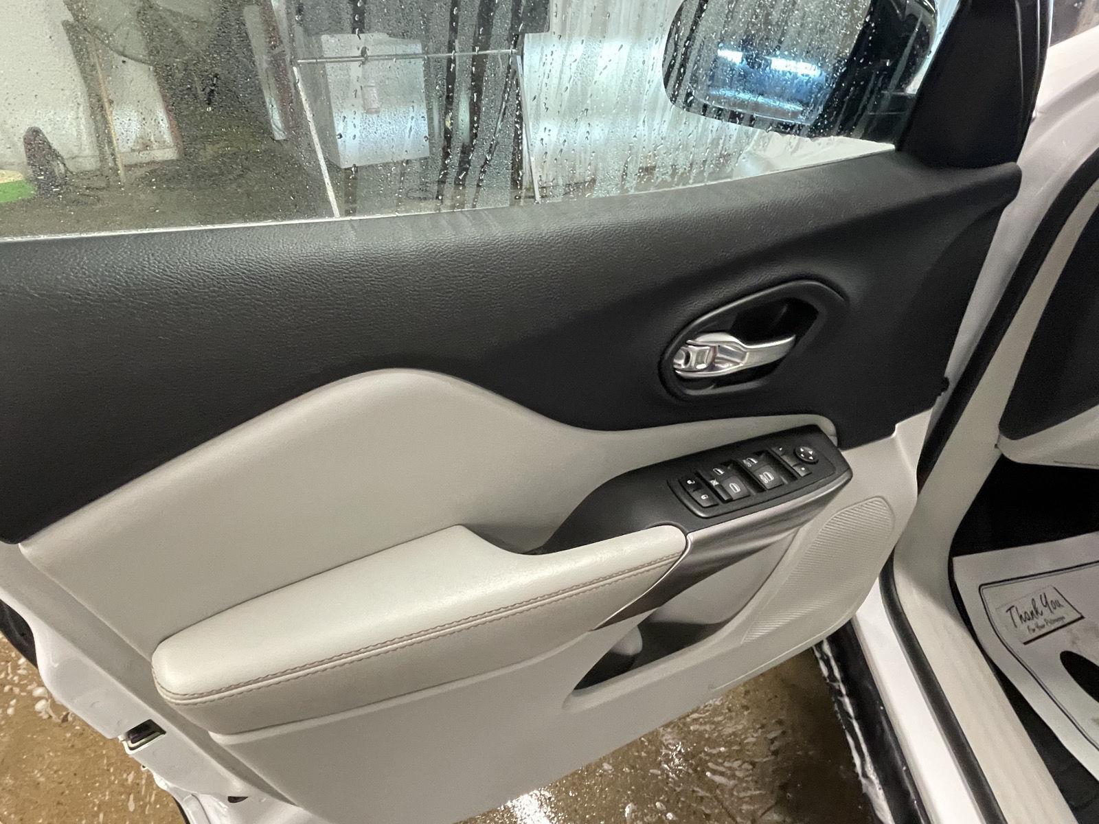 Vehicle photo 9