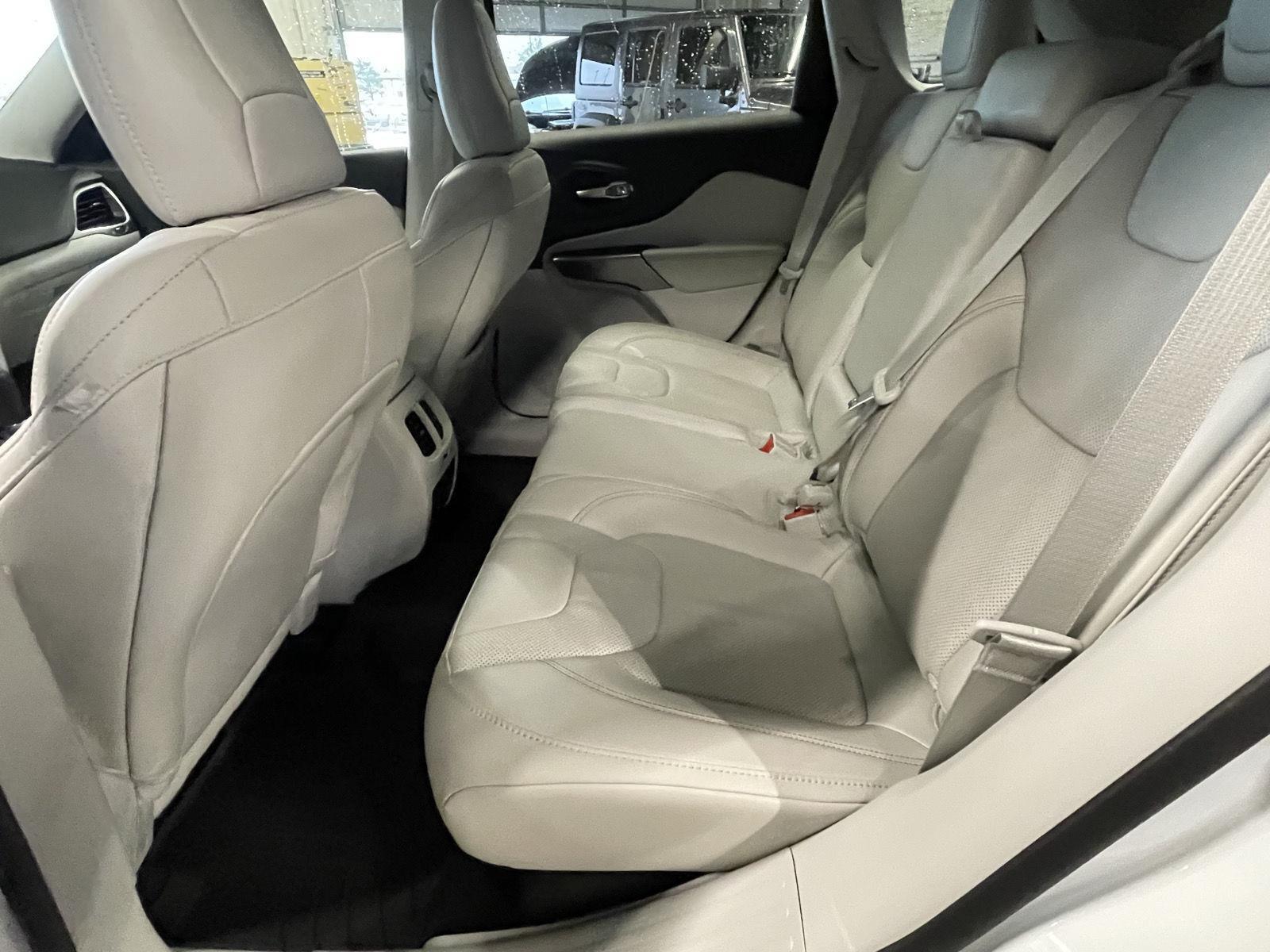 Vehicle photo 11