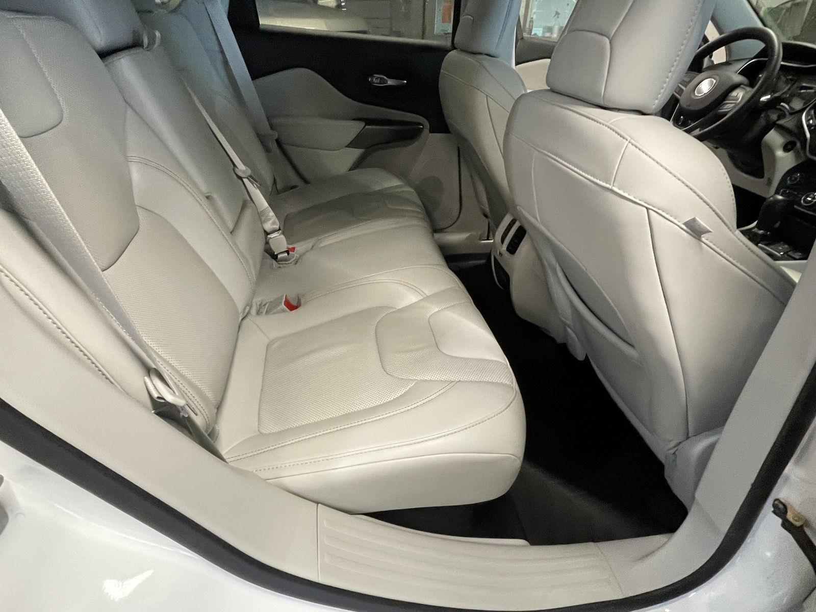 Vehicle photo 13