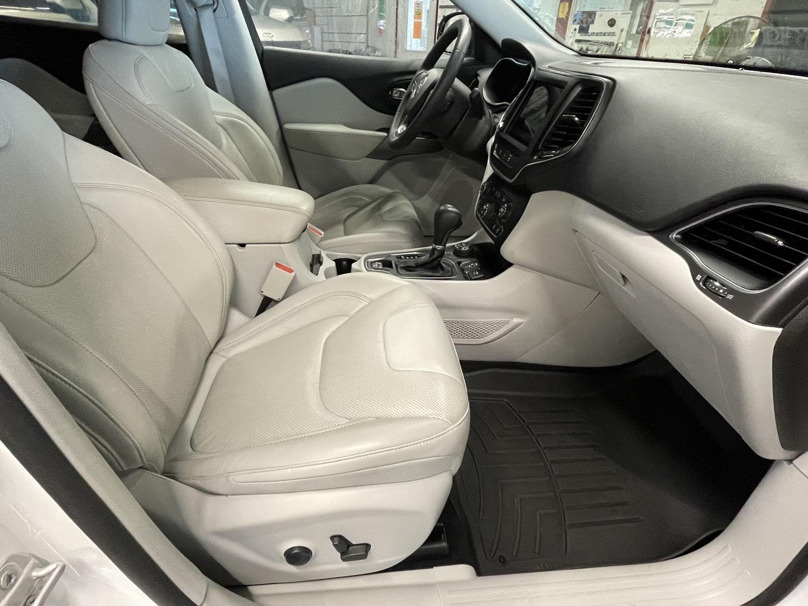 Vehicle photo 14