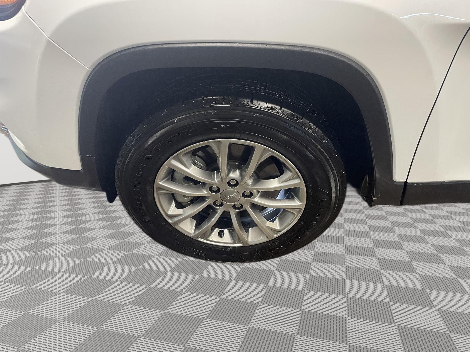 Vehicle photo 17