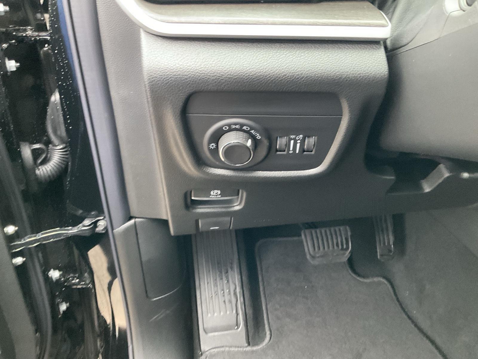 Vehicle photo 12