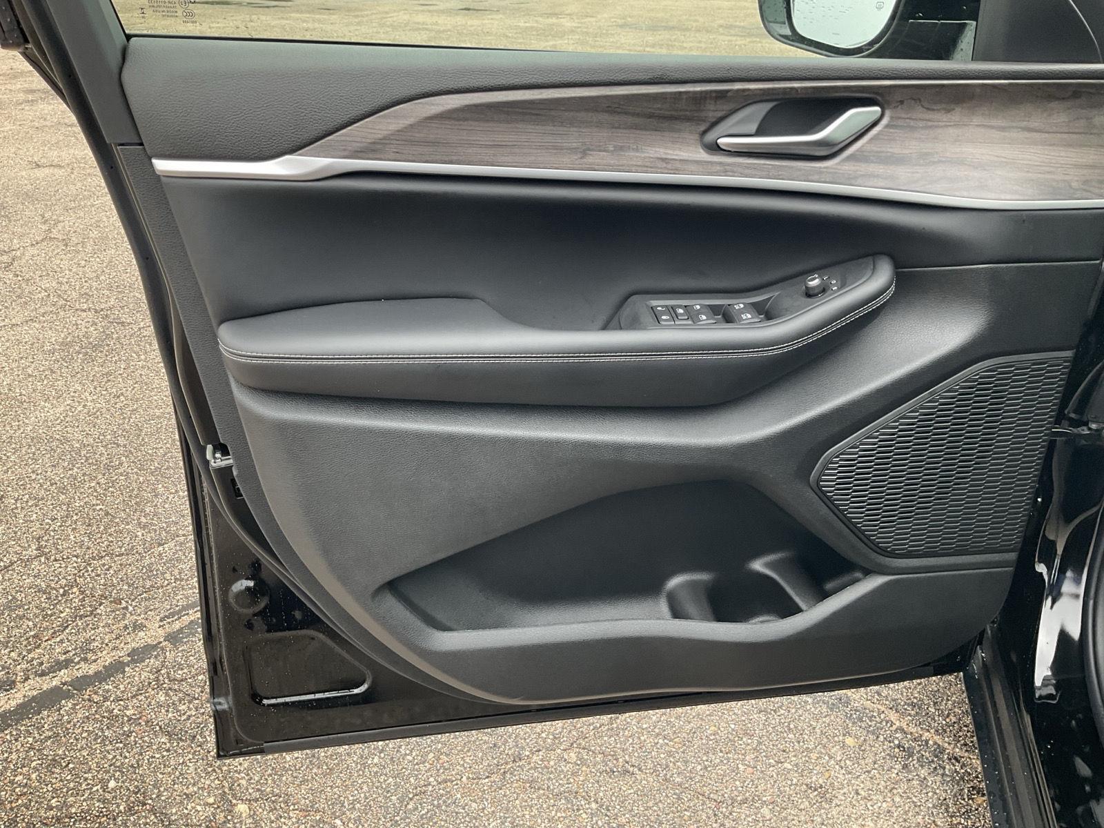 Vehicle photo 13