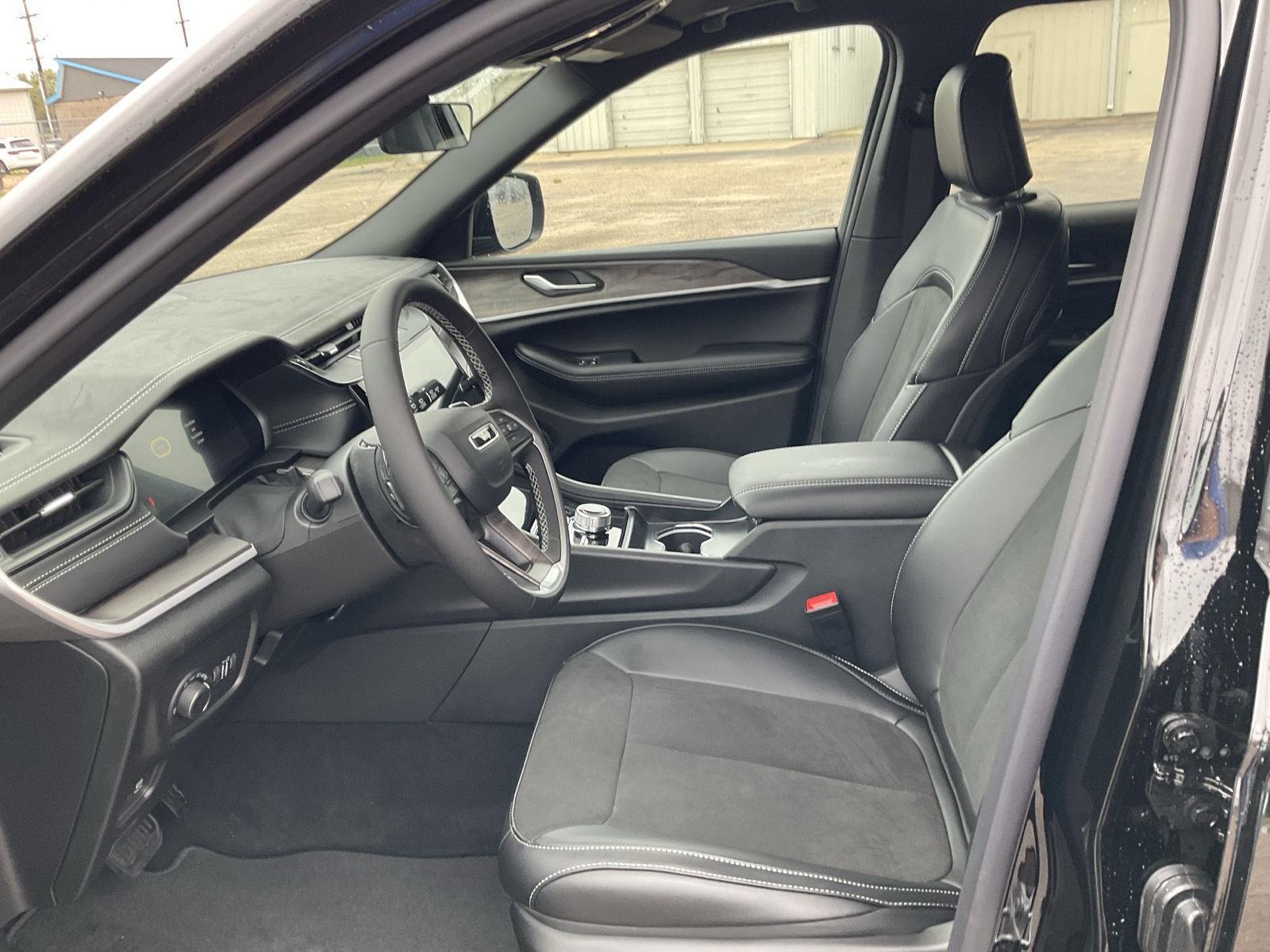 Vehicle photo 14
