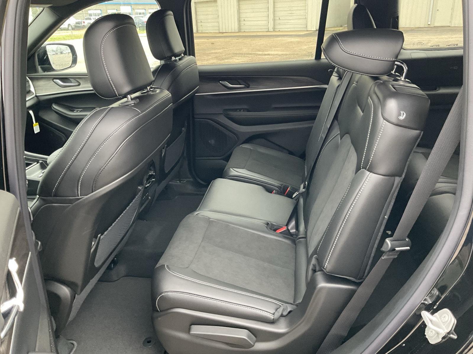 Vehicle photo 17