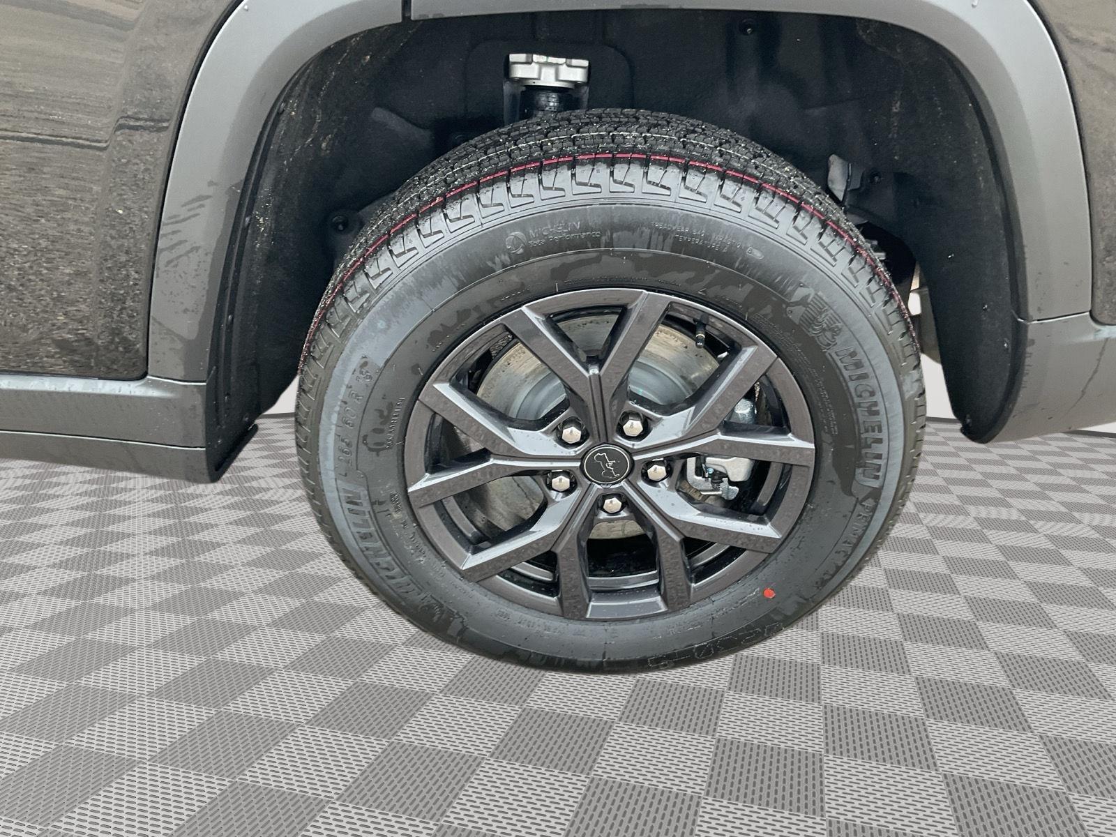 Vehicle photo 19