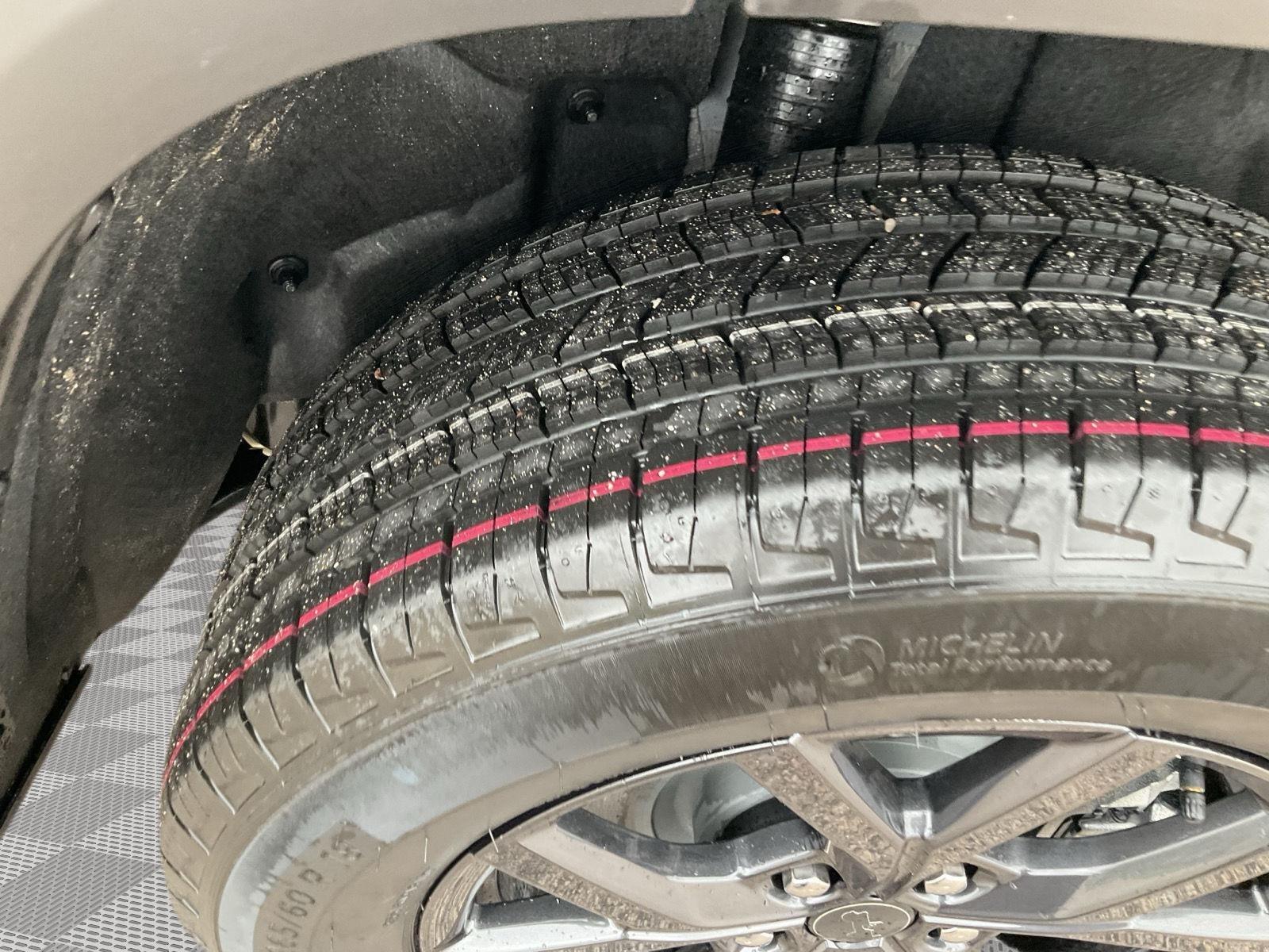 Vehicle photo 20