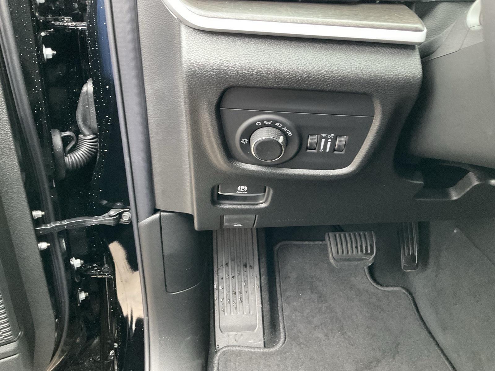 Vehicle photo 12