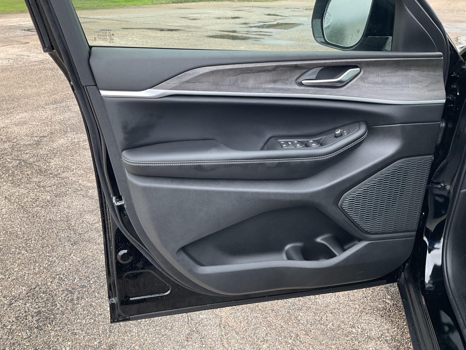 Vehicle photo 13