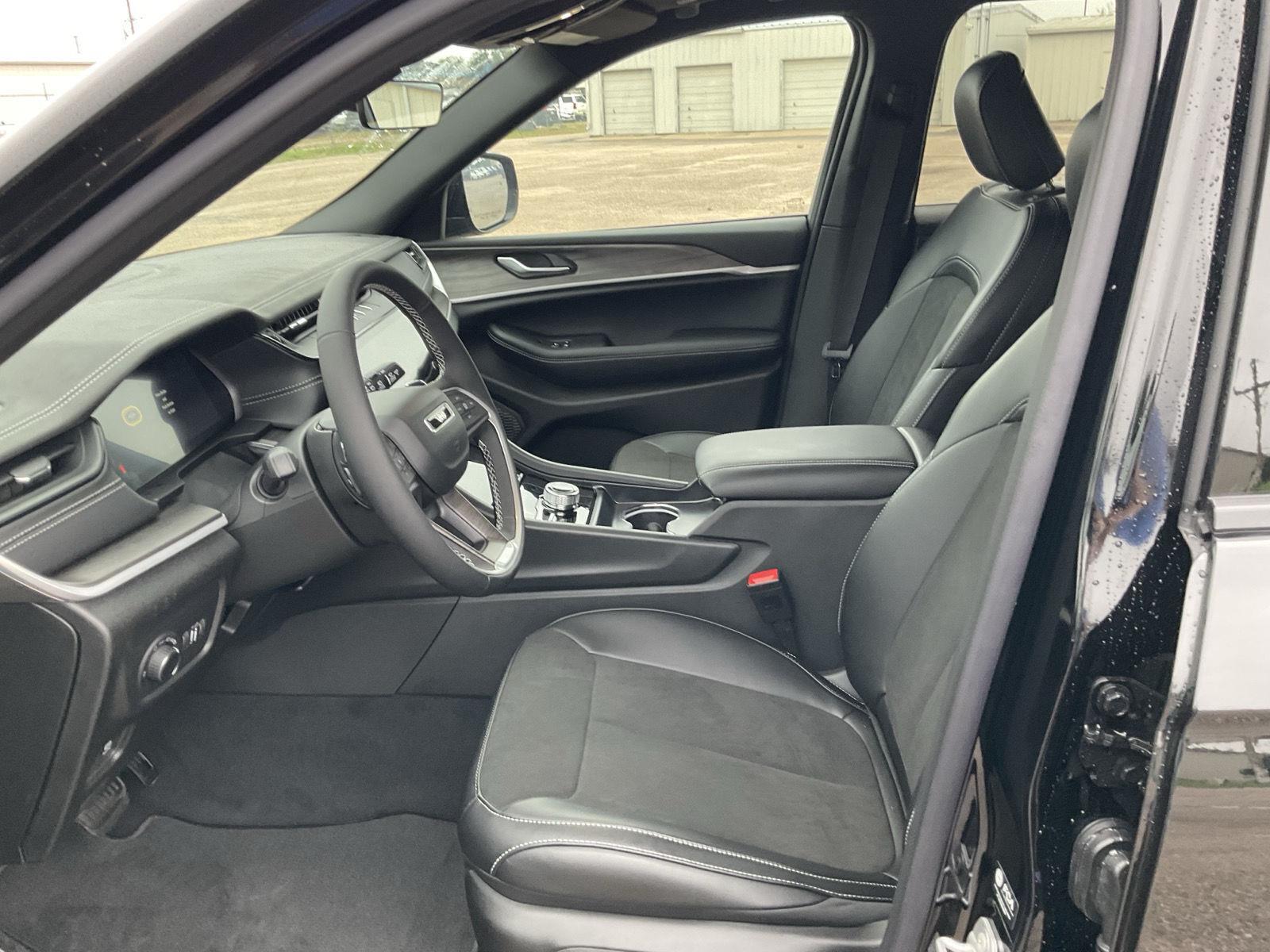 Vehicle photo 14