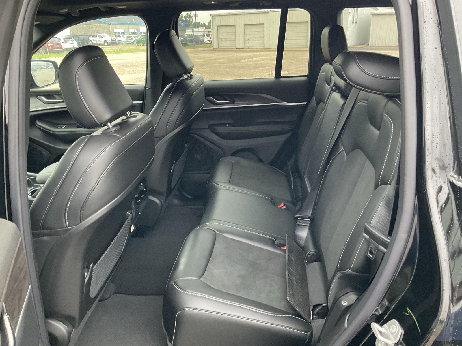 Vehicle photo 17
