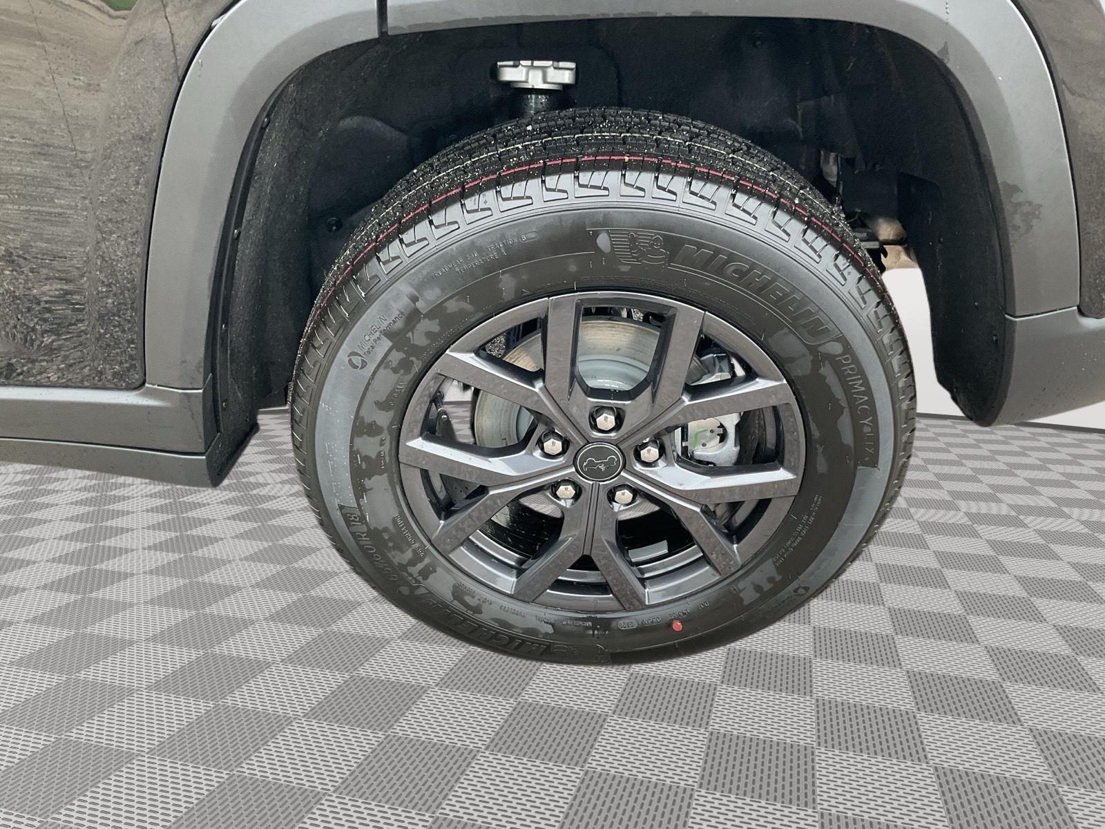 Vehicle photo 19