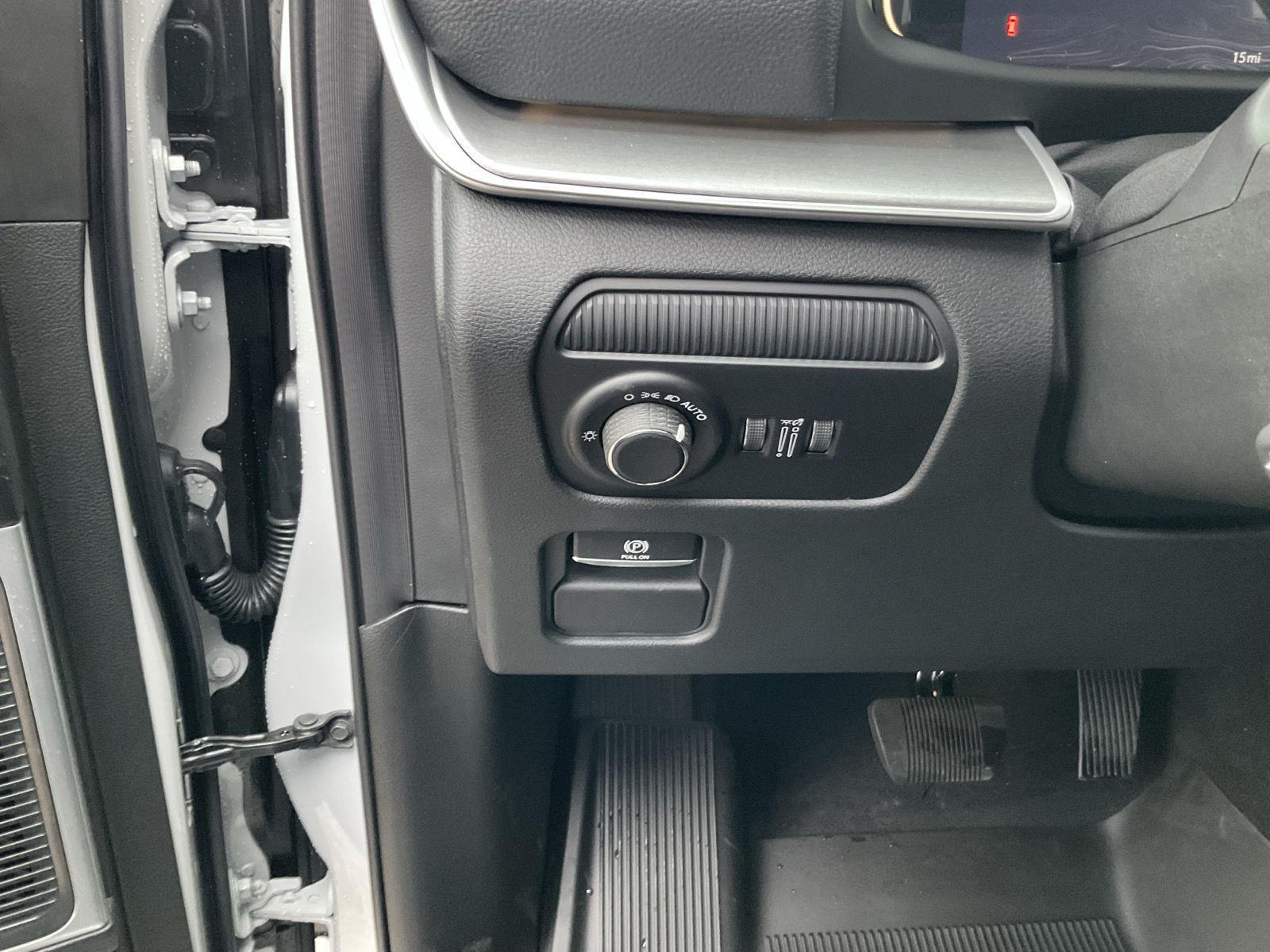 Vehicle photo 12