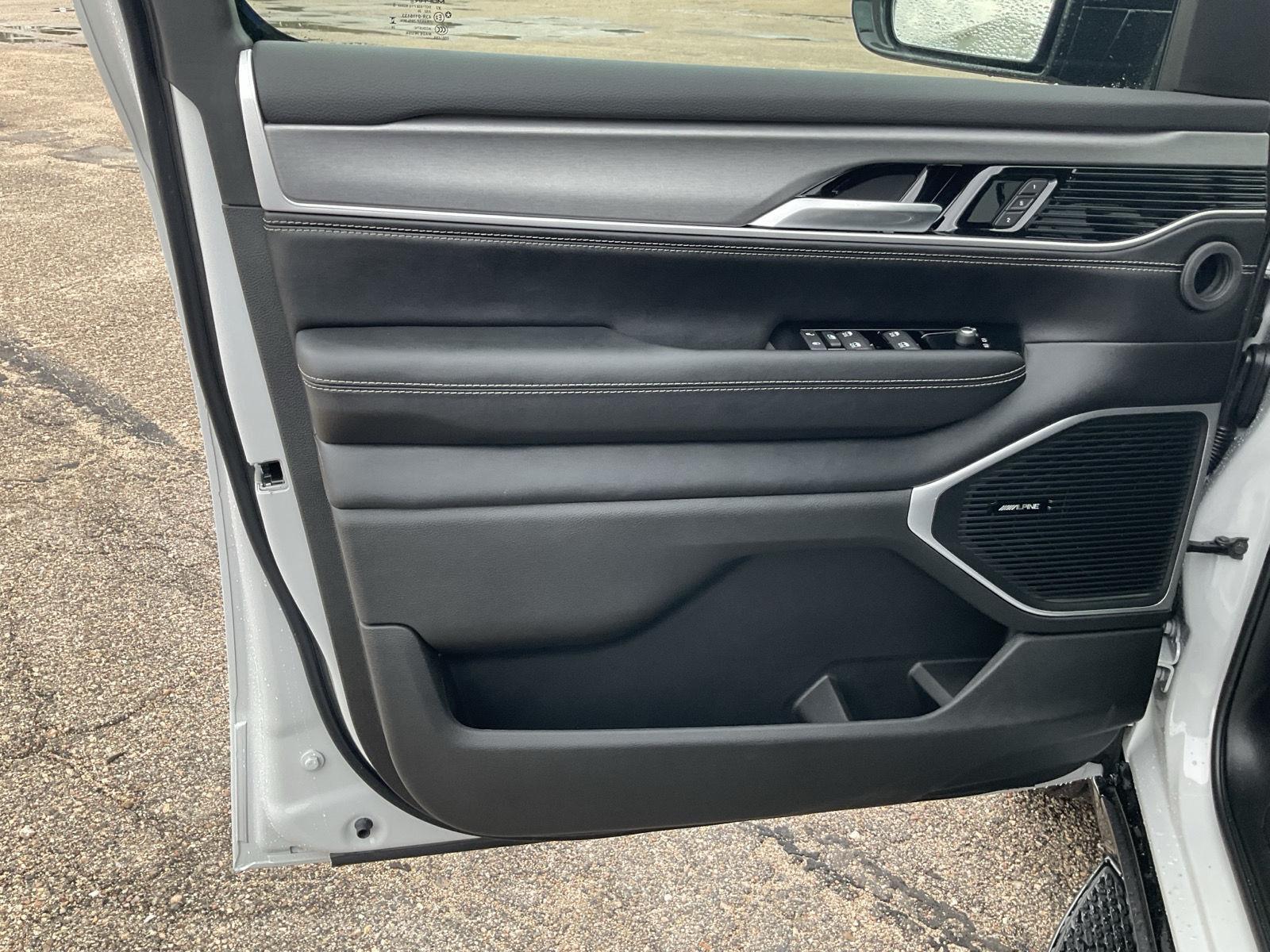 Vehicle photo 13