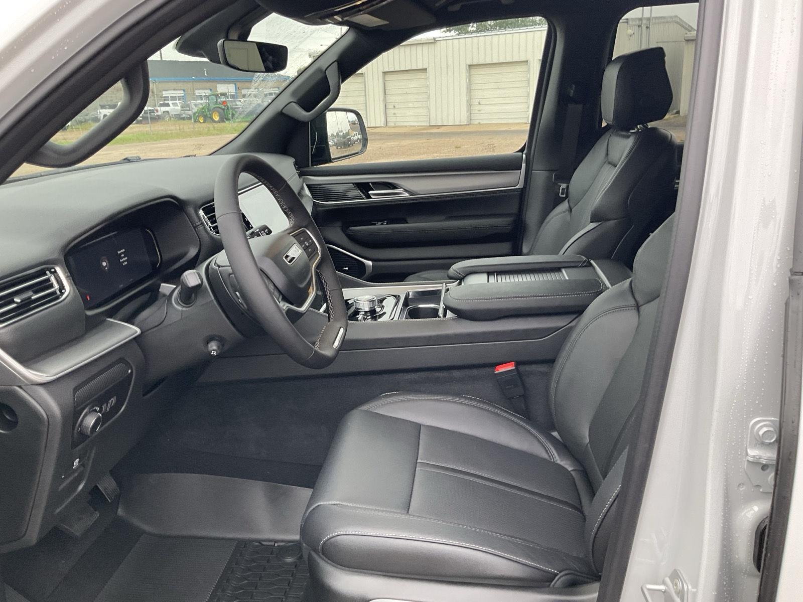 Vehicle photo 14