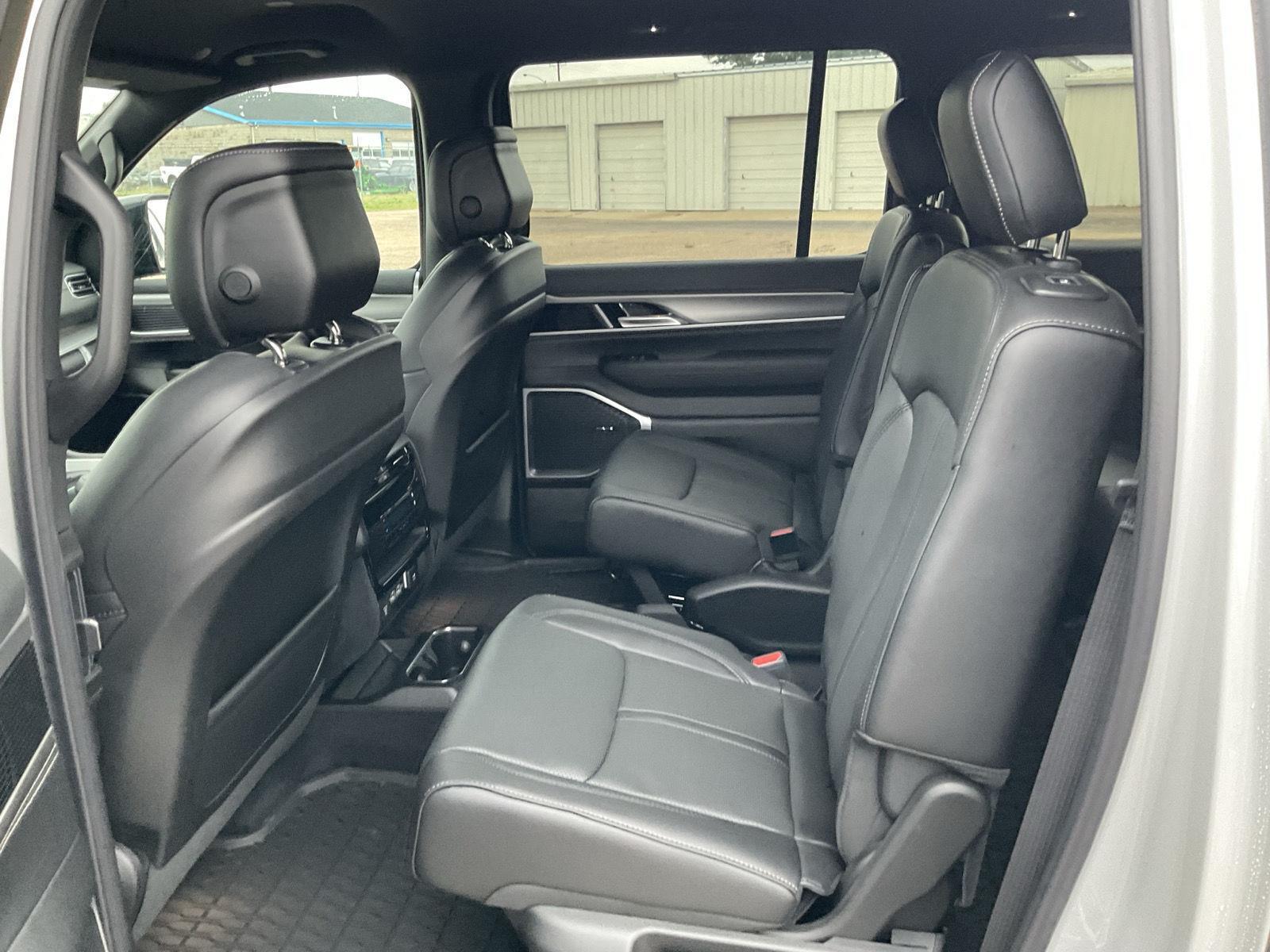 Vehicle photo 17