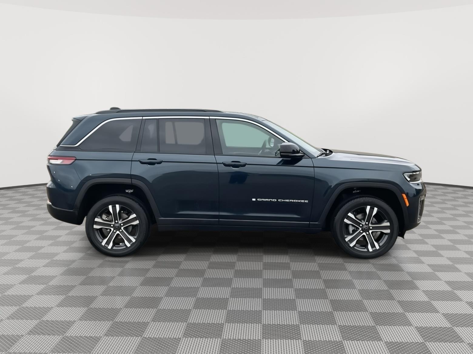 Vehicle photo 6