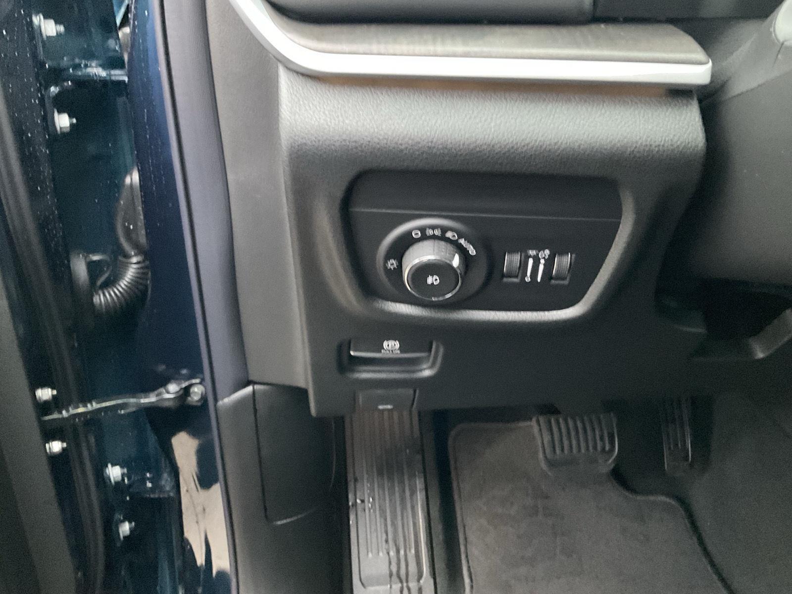 Vehicle photo 12