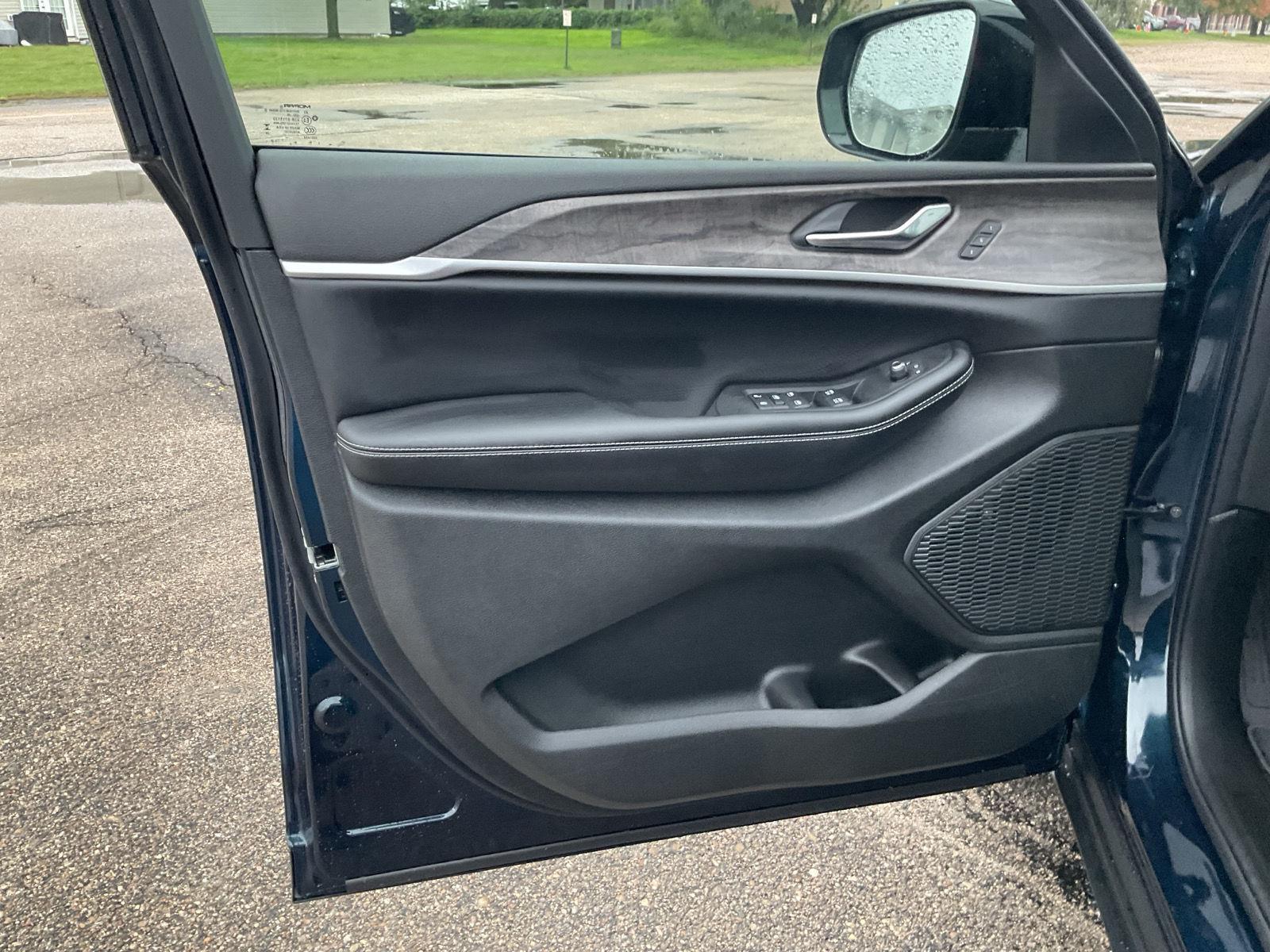 Vehicle photo 13