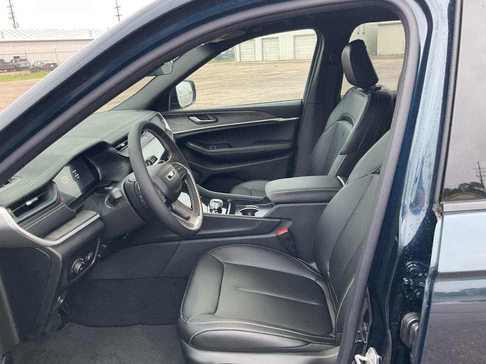 Vehicle photo 14