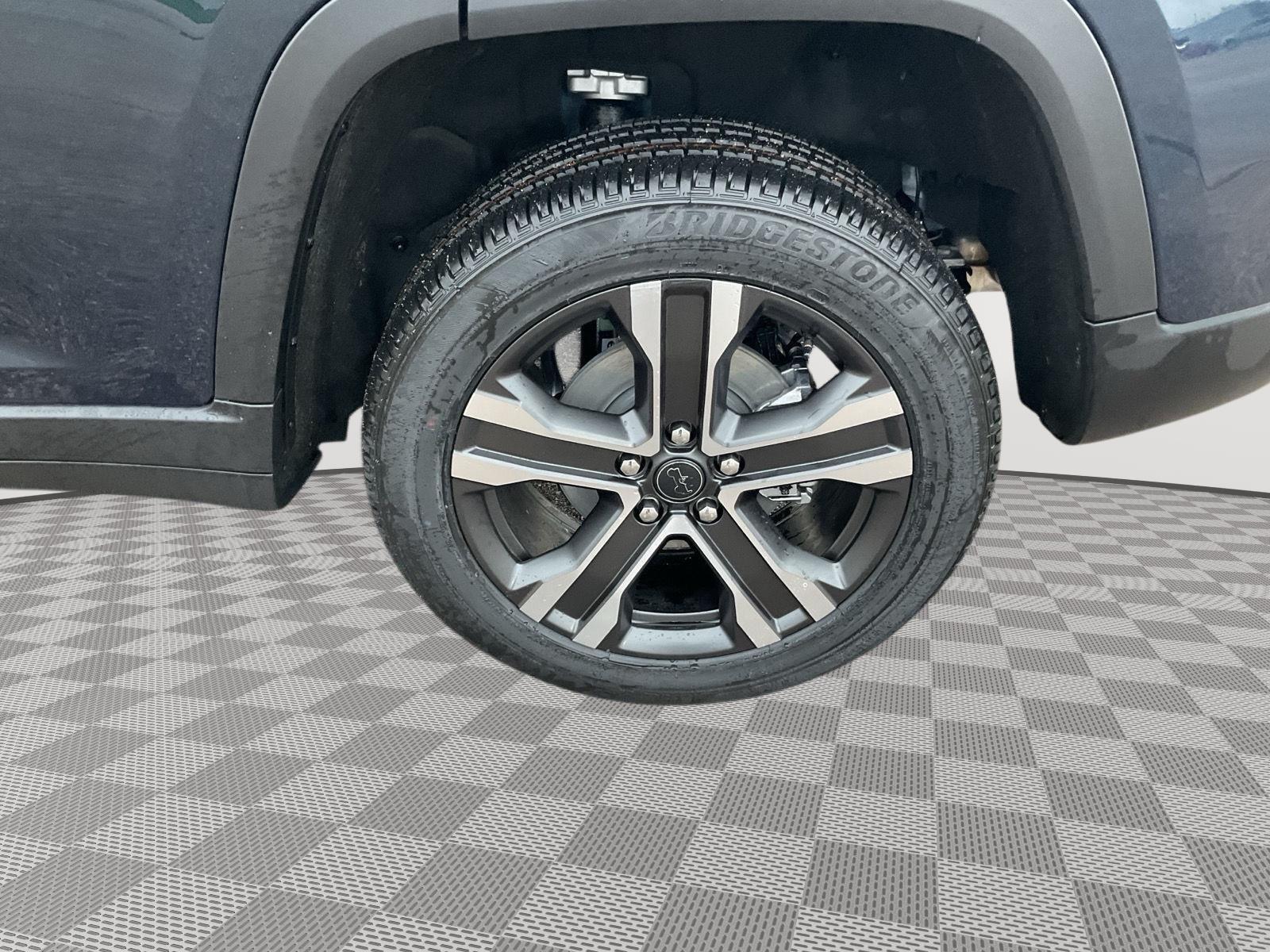 Vehicle photo 19