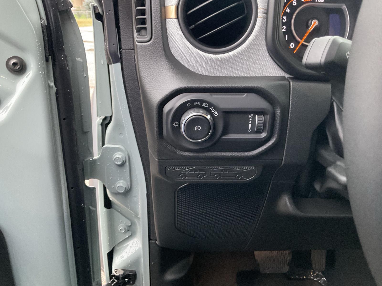 Vehicle photo 12