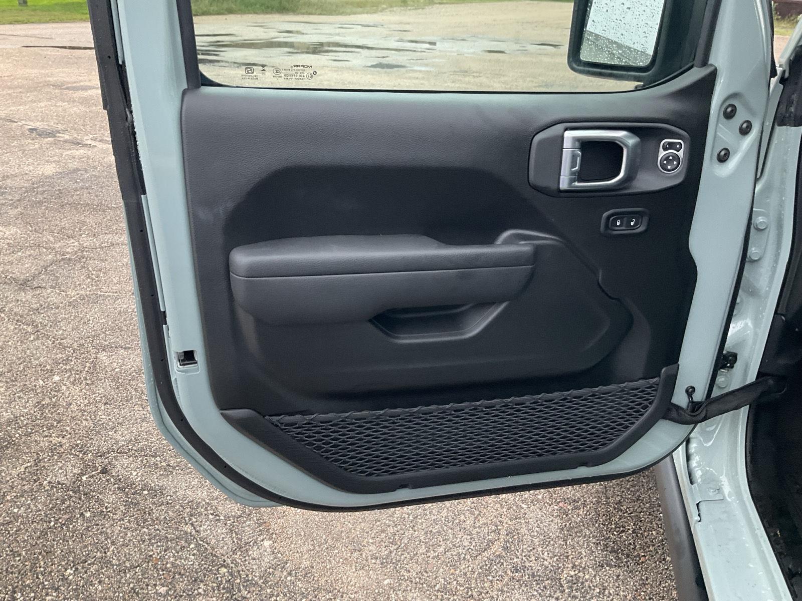 Vehicle photo 13