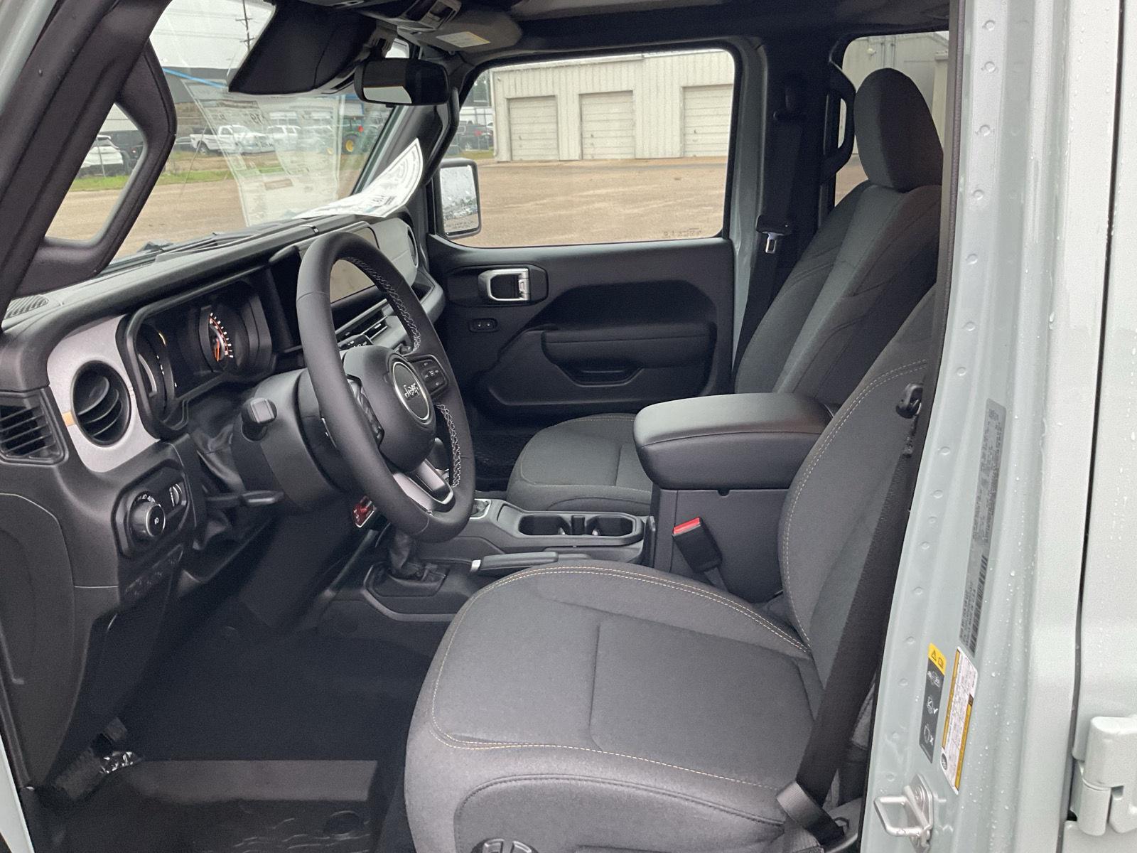Vehicle photo 14