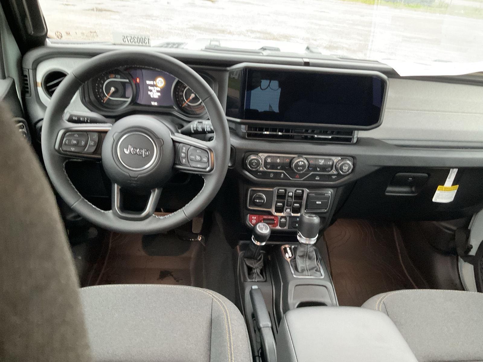 Vehicle photo 18