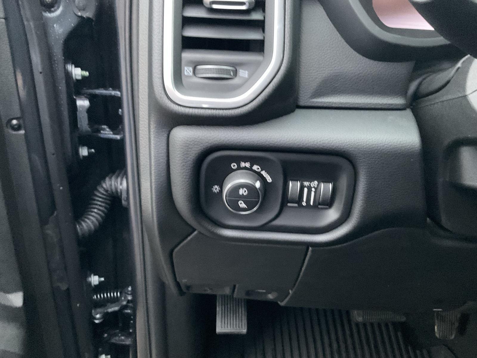 Vehicle photo 12
