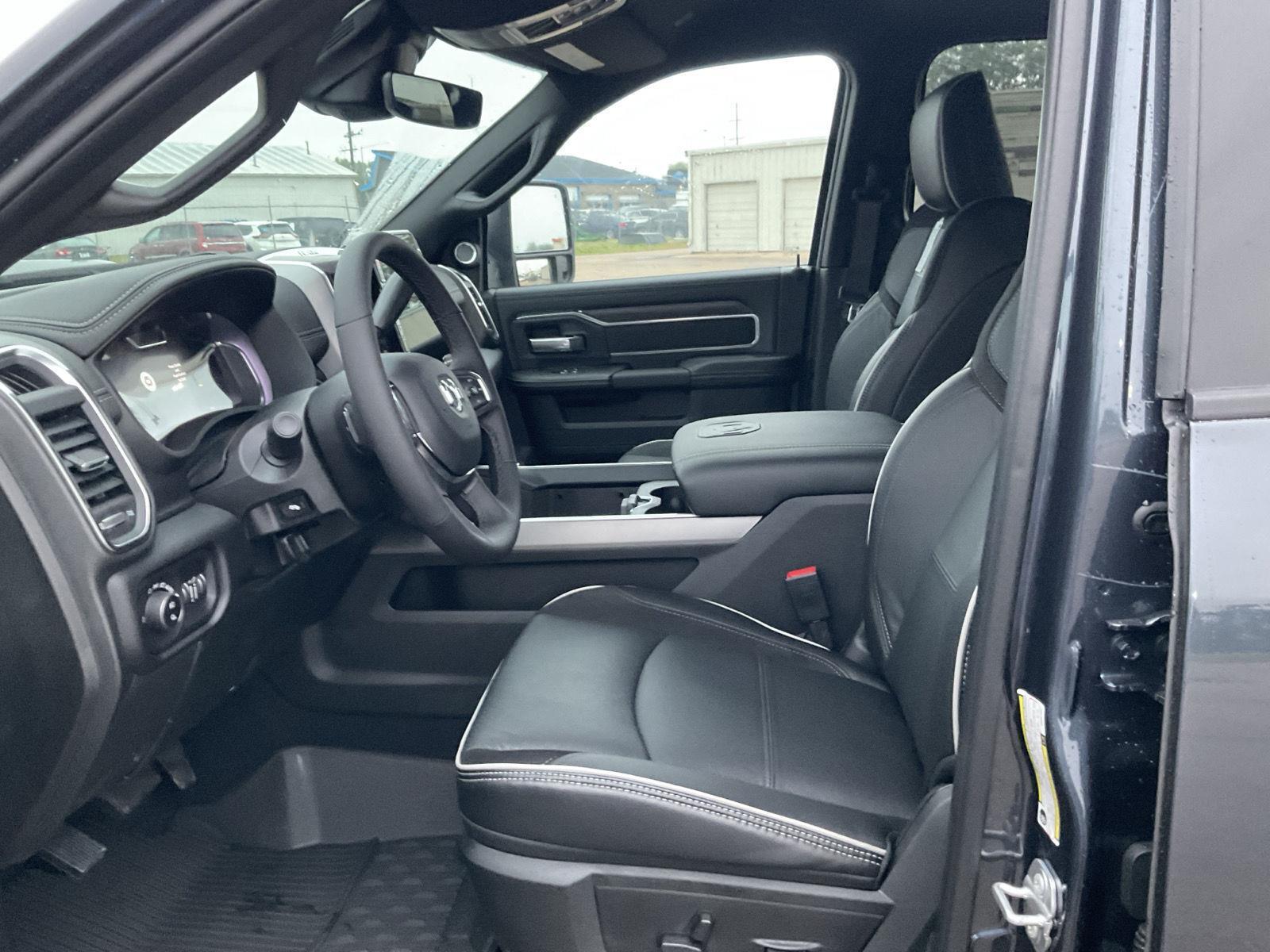 Vehicle photo 14