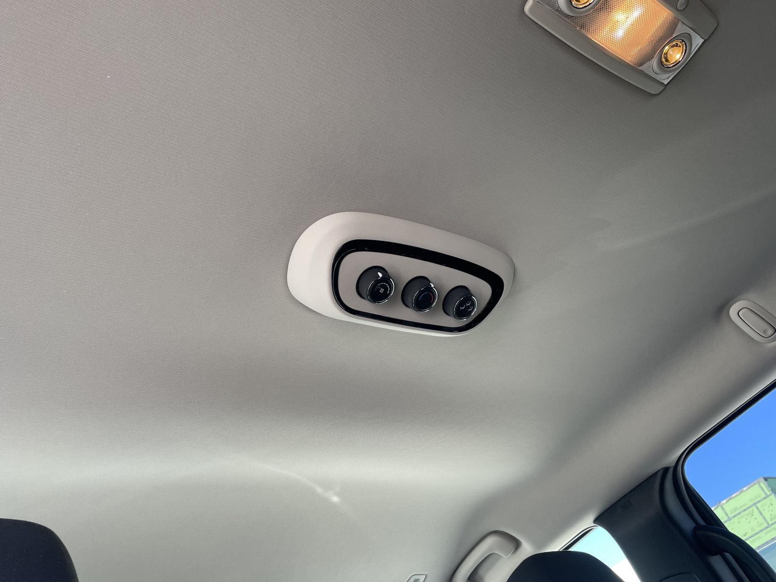 Vehicle photo 18