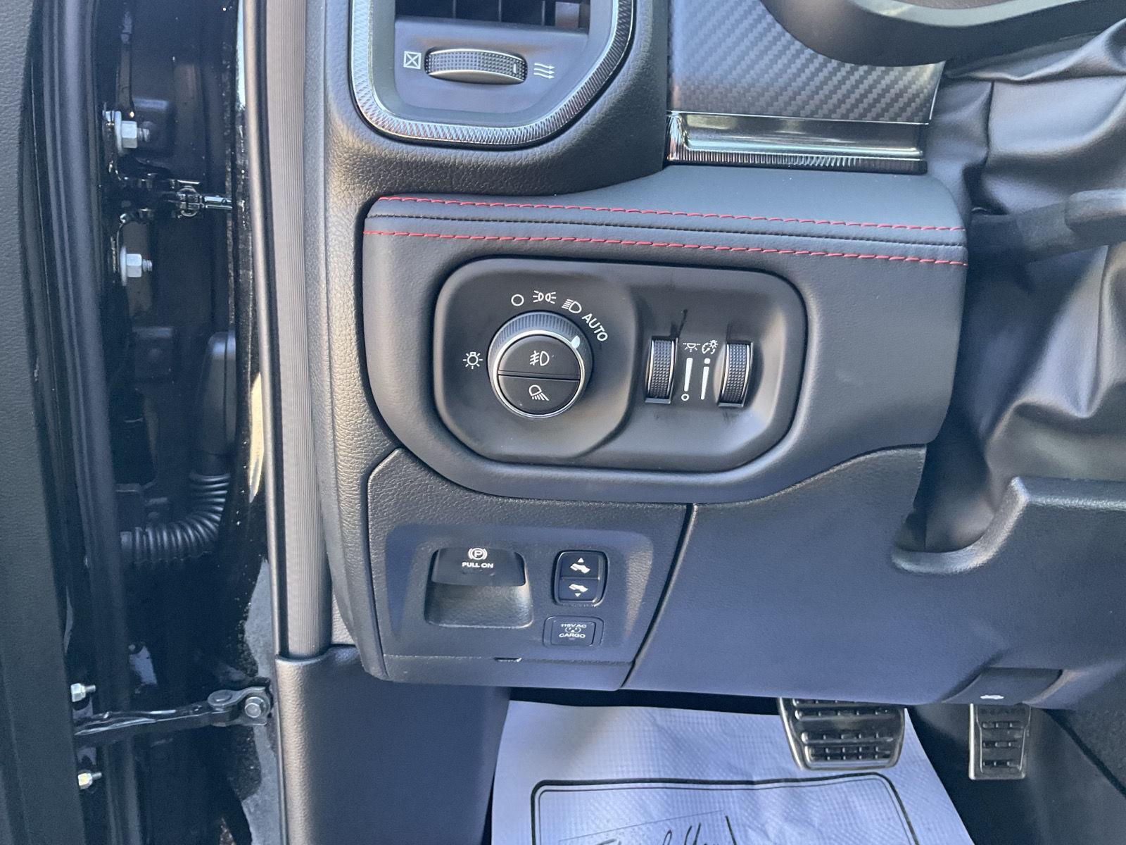 Vehicle photo 12