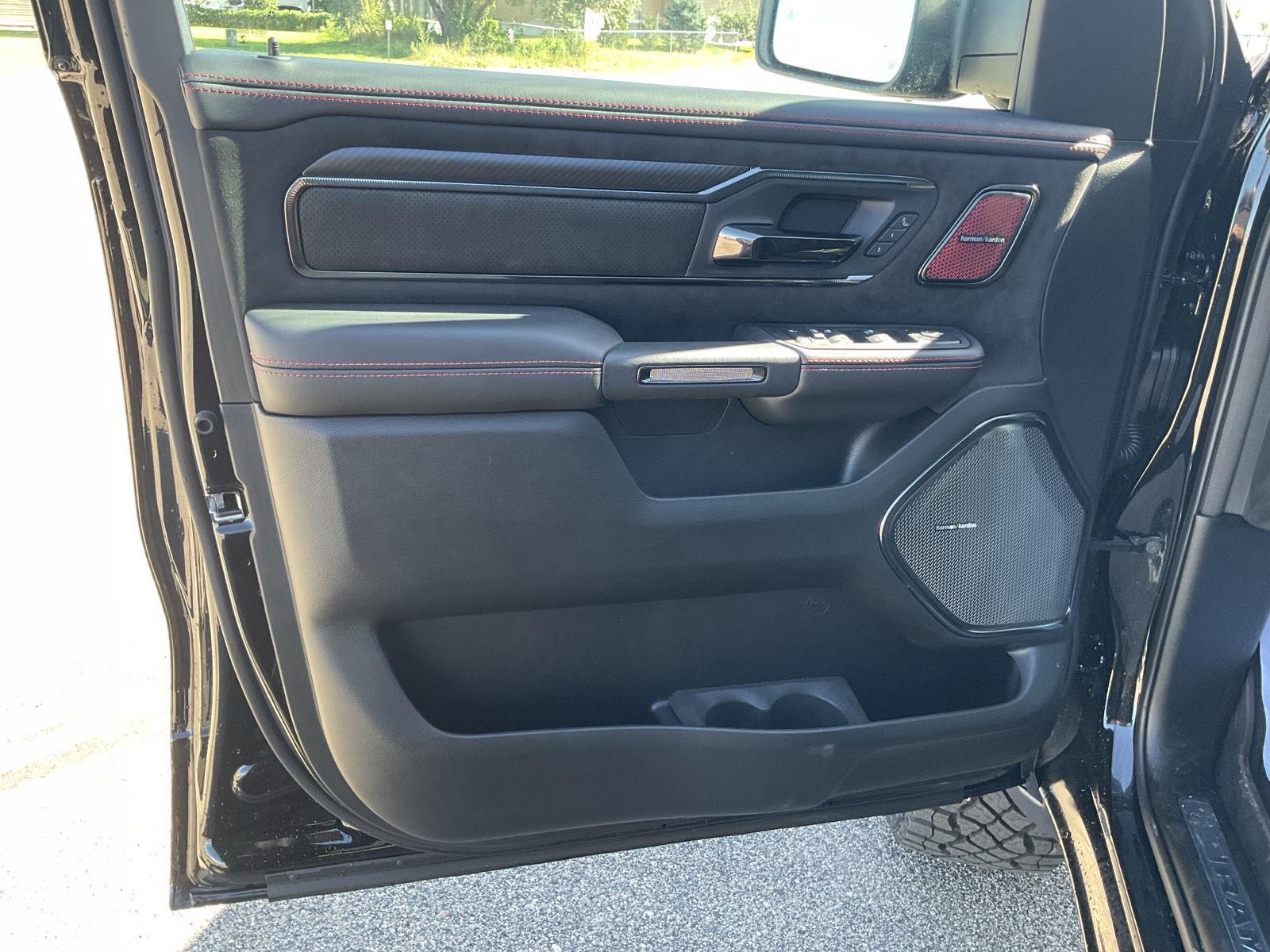 Vehicle photo 13
