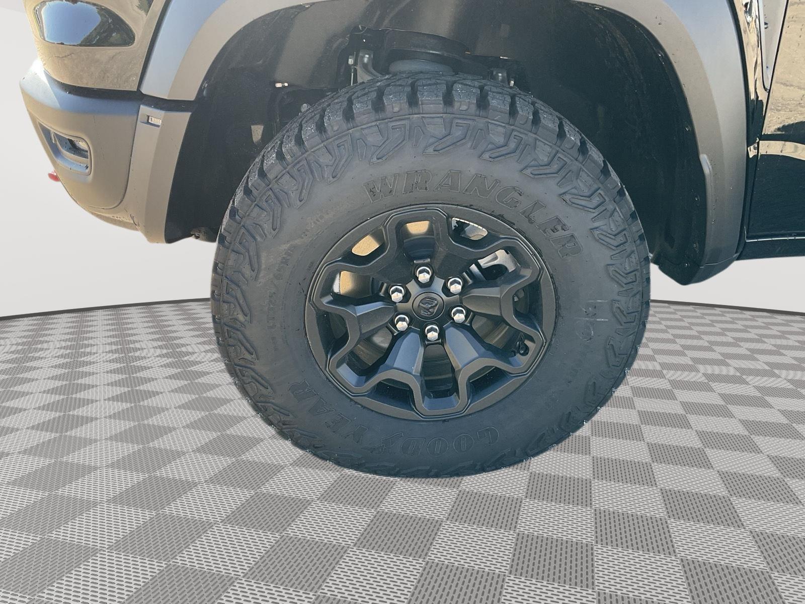 Vehicle photo 18