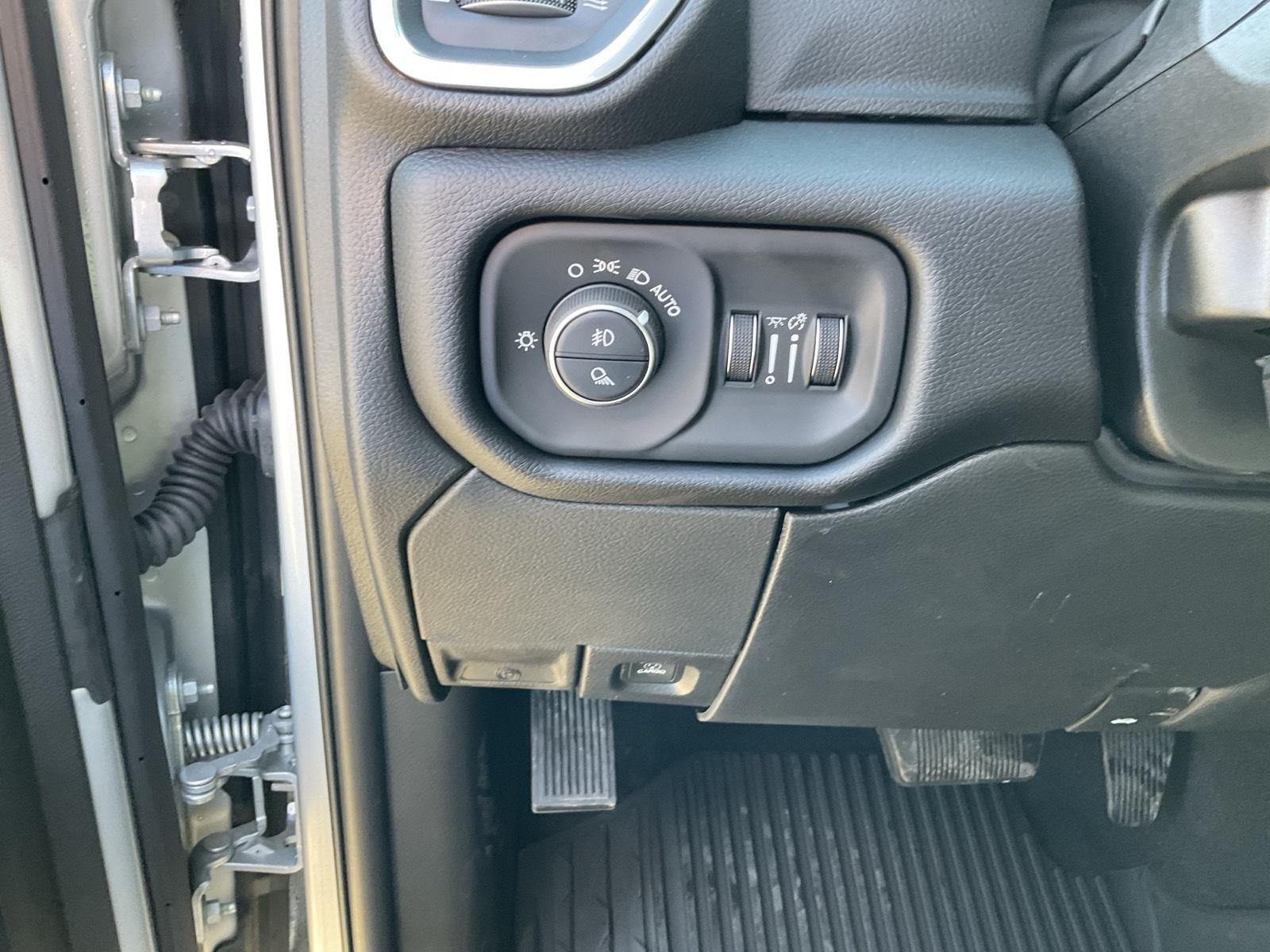 Vehicle photo 12