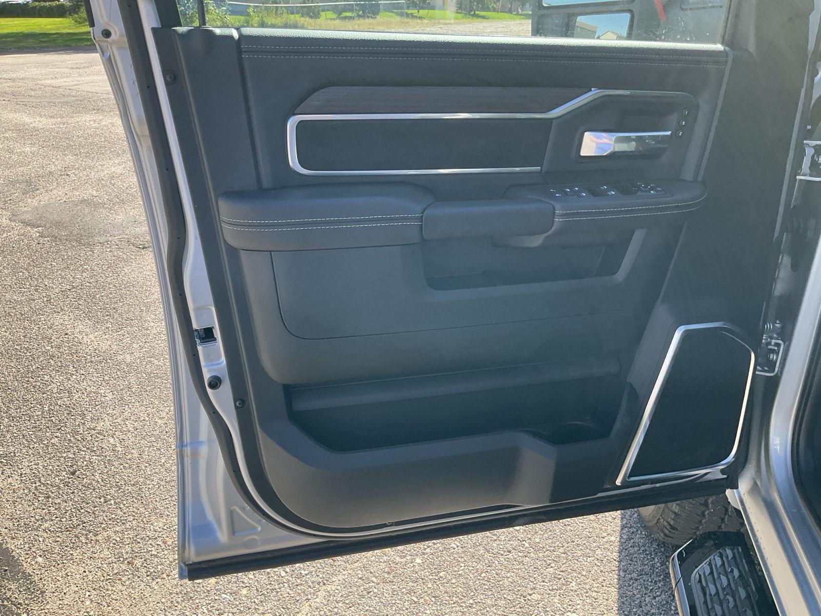 Vehicle photo 13