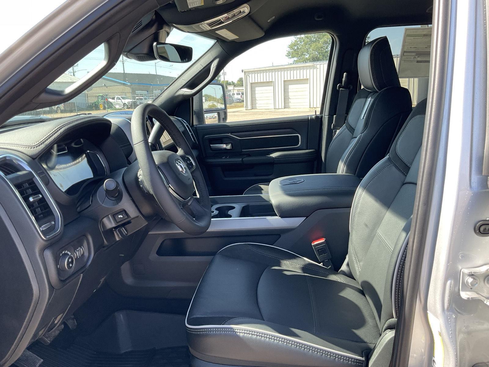Vehicle photo 14
