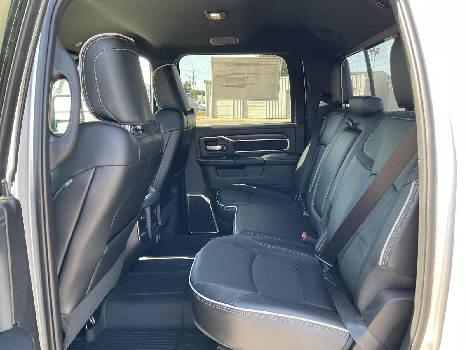 Vehicle photo 17
